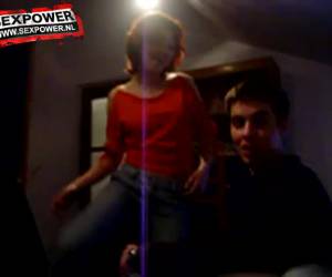 um jogo de palavras de festa do estudante. cigana com tesão ir topless, francês beijando e sensual, porra. então infelizmente a câmera.