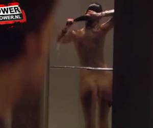 enquanto dexter é sobre o telefone whiteh uma mulher, há uma outra senhora sexy em lingerie na direção do chuveiro. como ele terminou sua conversa, ele vêla nua debaixo do chuveiro.