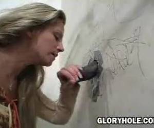 esta loira com tesão quero dizer um grande galo negro por um gloryholeee é empurrado. belo broche para aquele pau grande pulverização.