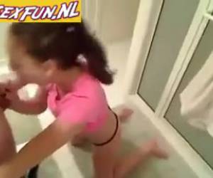 esta puta adolescente quer dizer namorado dela está pronto e está muito motivado pol. primeiro ela coloca a câmera e, em seguida, ela leva o seu grande caralho stik na boca dela.