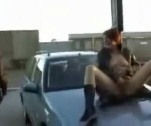 lá ela encontrase whiteh as pernas largas a masturbarse no capô de um carro, vem em uma vez, o proprietário da colisão carro, opa desculpa
