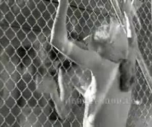 angelina jolie nude é maravilhoso ver. aqui ela é contra uma cerca de metal, e ela enlouquece totalmente amigo.