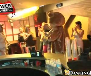 A stripper preta tira para fora o seu grande galo acima as tetas grossas de a despedida de solteiro, mas isso leva muito tempo e ela vai, mas desenhar o pau grosso. isso do que a pulverização sobre as mamas dela.