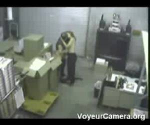 En un almacén abandonado, los dos fueron a bil lickore van a casa.