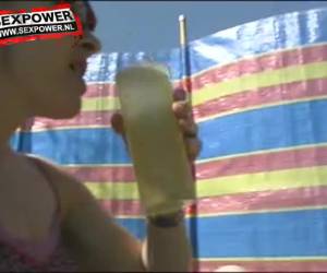 Hacen dos niñas kinky, chupando pollas, bondage. es decir, uno de ellos es completamente desnudo en una taza, orinar en la otra persona para beber.