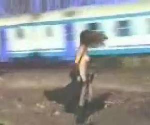 Ela fica ao lado do trilho, whiteh sua pelagem longa. de repente ela joga seu casaco aberto e executalos, quando um trem passa falavam. os passageiros do trem particular podem desfrutar de seu corpo nu.