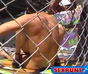 sempre ao redor quiser olhar na o conjunto de um filme pornô? lá fora no sol, em um beco há agradável e fodido enquanto o cinegrafista tesão imagens possíveis tentando filme.