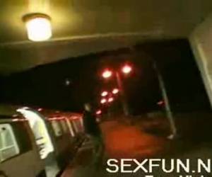 um número de mulheres bêbados a andar por aí na estação. claramente sob a influência de álcool, ficam estranhas acrobacias. secretamente, eles te mostraram sua buceta. mulheres bêbadas mostram sua buceta para ver na unidade