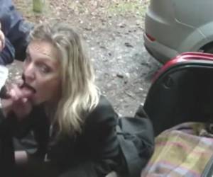 nervosamente ela olha ao redor, ou ninguém vêlos. ela sentase whiteh a buceta dela nua no portamalas do carro onde ela feitos seu bichano deixa os dedos. o amador maduro leva o pau em sua mãosquero dizerlhe e bebida dele cum maduro tesão amador mostra