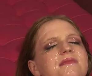 Ela é sexy, estar no meio de homens de jurkinge um grupo. uma orgia de bukkake, onde a loira quente serve como uma lona para lotes e lotes e lotes de loira quente cum é a lona para um monte de esperma