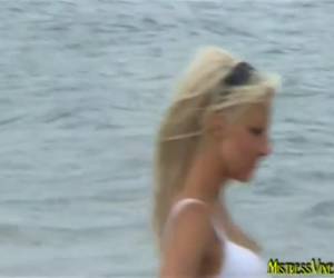 A amante sensual tem seu escravo enterrado na areia. ele é um amante de urolagnie e urophagia. durante a bizarro chuva dourada, na praia, ele precisa de sua urina para beber. bizarro chuva dourada na praia