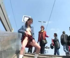 menina pelada stands urinar em público. no meio da escada de um trem estação permite que urinar a eles pela palavra de uma mulher dirigida ao comportamento dela. menina pelada stands fazer xixi em público