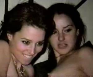 dos alumnas cachondas para tener sexo en una fiesta. mientras que los dos estudiantes lesbianos mutuamente es cuerpos desnudos, caricias en captura de cámara. alumnas cachondas para tener sexo