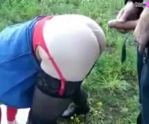 En todos los polígonos industriales se encuentra putas y aquí tenemos un vídeo de un tío pajeándose delante de una puta que ha contratado y ha grabado para luego subirlo al internet. A 4 patas y con el culo en pompa, el la observa y se pajea para ech