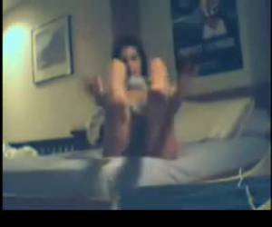 Webcam girl morenaza desnudandose y magreandose