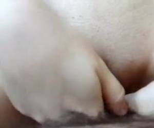 Por el envase sabemos que es un condon femenino, pero una vez a la vista no cambia tanto de uno masculino no? Es como un tutorial de aprendizaje para colocárselo. Una buena lubricación en la polla de su pareja amateur que parecen ya haber probado follar