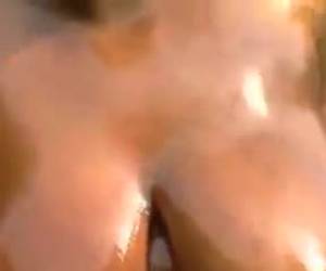 Una negra con un portentoso trasero y unas enormes tetas se enjabona al aire libre y pone su piel lustrosa con aceite cual si fuera una estatua de Botero.