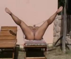 En una tarde bien soleada y en el jardin de casa, esa chica amateur tendida en la hamaca, desnuda disfruta a su manera y hace bien que conjuntamente los calores llegan ya y hace que nos suba las ganas de sexo y así se toca ella en su coño con las pierna