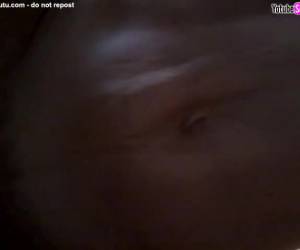 Vídeo porno español XXX de parejita madura . Grabándolo desde un buen angulo, poniendo la cámara desde abajo. El marido le estimula tocándole el coño y dándole unos azotes de vez en cuando, luego le tocara a ella mamársela hasta que la coloque en
